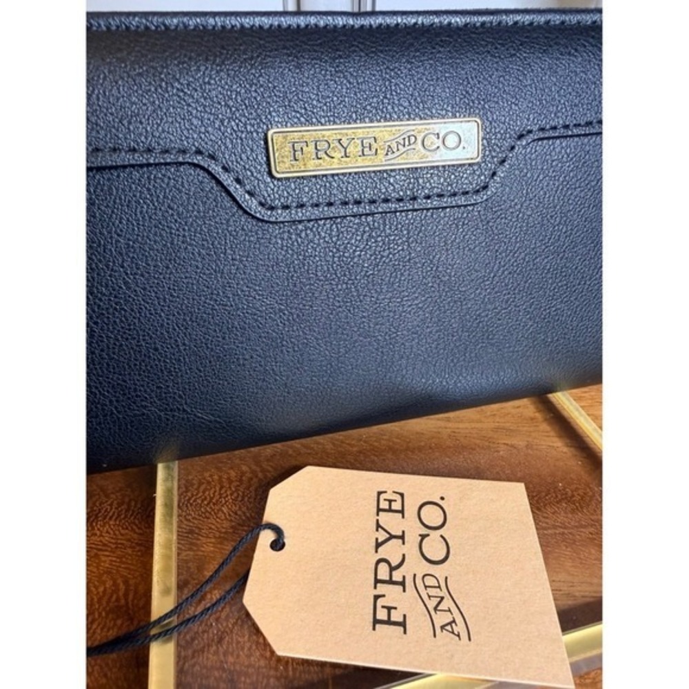 Frye and Co Womens Classic Black Leather Zip Around Wallet NWT